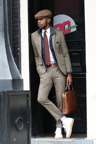 Comment porter un costume gris foncé pour un style chic decontractés quand il fait frais