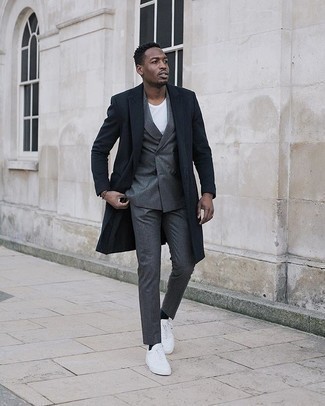 Comment porter un costume gris foncé pour un style chic decontractés quand il fait frais