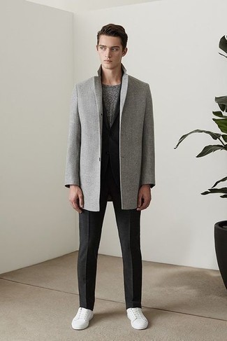 Comment porter un costume gris foncé pour un style chic decontractés quand il fait frais