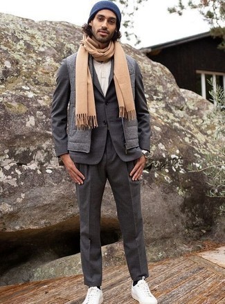 Comment porter un costume gris foncé pour un style chic decontractés quand il fait frais