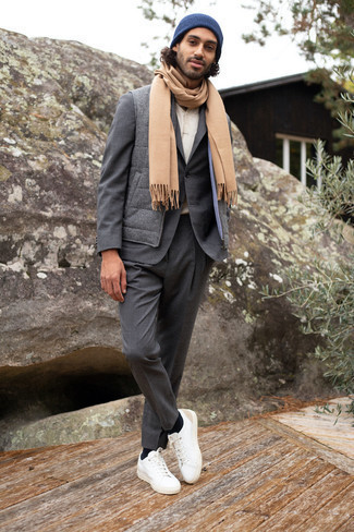 Comment porter un costume gris foncé pour un style chic decontractés quand il fait frais