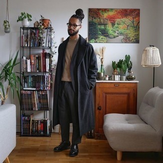 Comment porter un costume gris foncé quand il fait frais
