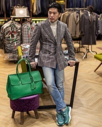 Un blazer croisé à porter avec un pull à col roulé gris foncé