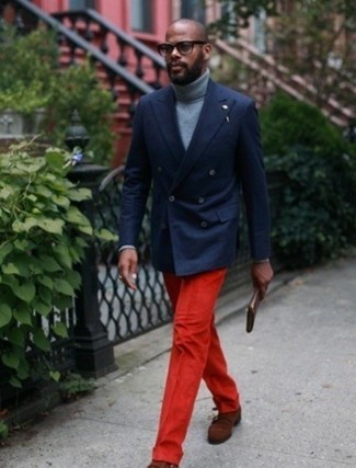 Un blazer croisé à porter avec un pull à col roulé gris foncé