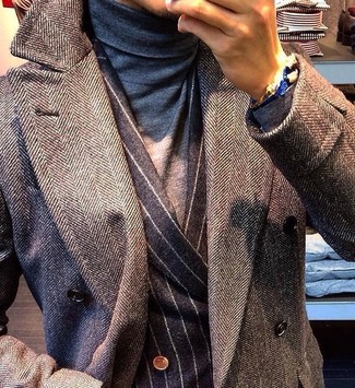 Un blazer croisé à porter avec un pull à col roulé gris foncé