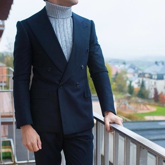 Un blazer croisé à porter avec un pull à col roulé gris foncé