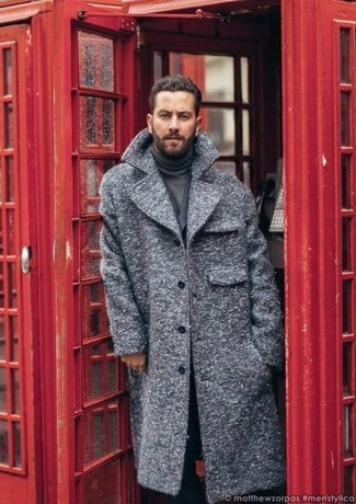 Un blazer croisé à porter avec un pull à col roulé gris foncé