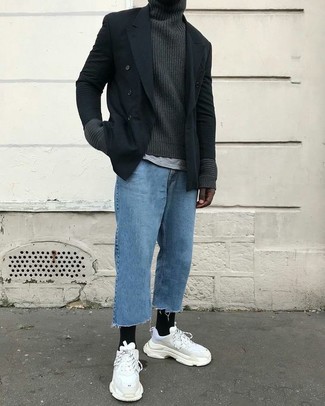 Un blazer croisé à porter avec un pull à col roulé gris foncé