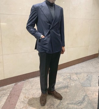 Un blazer croisé à porter avec un pull à col roulé gris foncé