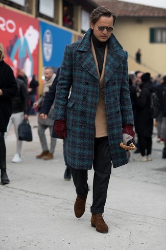Un blazer croisé à porter avec un pull à col roulé gris foncé