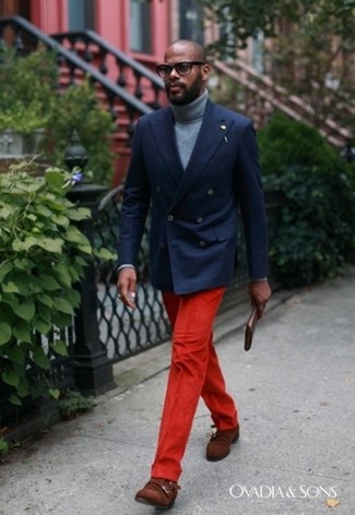 Un blazer croisé à porter avec un pull à col roulé gris foncé