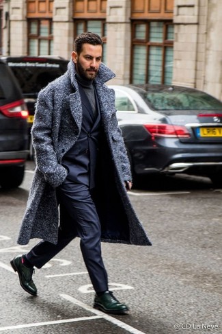 Un blazer croisé à porter avec un pull à col roulé gris foncé