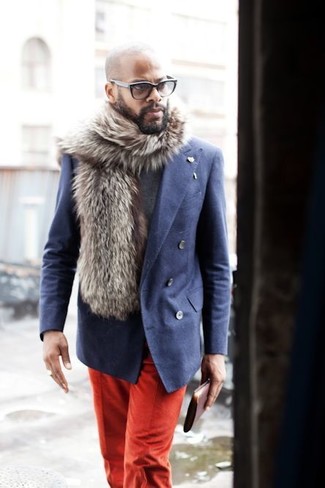 Un blazer croisé à porter avec un pull à col roulé gris foncé