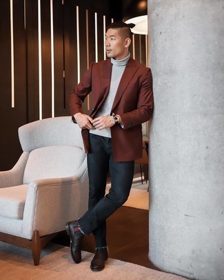 Un blazer croisé à porter avec un pull à col roulé gris foncé