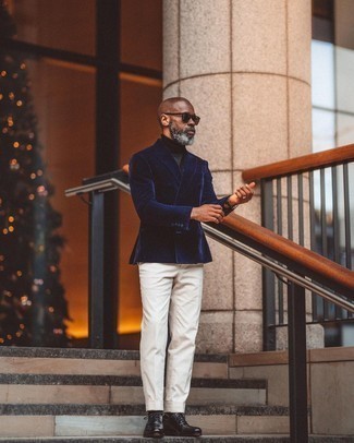 Un blazer croisé à porter avec un pull à col roulé gris foncé