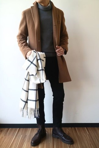 Comment porter un pull à col roulé gris foncé en automne