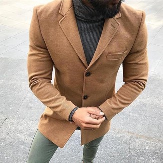 Comment porter un pull à col roulé gris foncé en automne