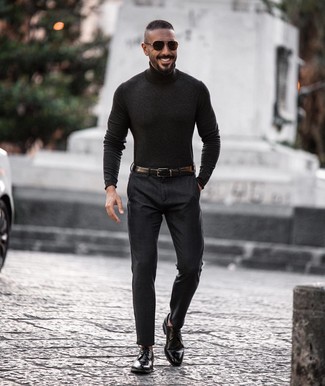 Comment porter un pull à col roulé gris foncé en automne