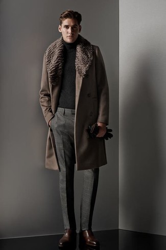 Comment porter un pull à col roulé gris foncé en automne