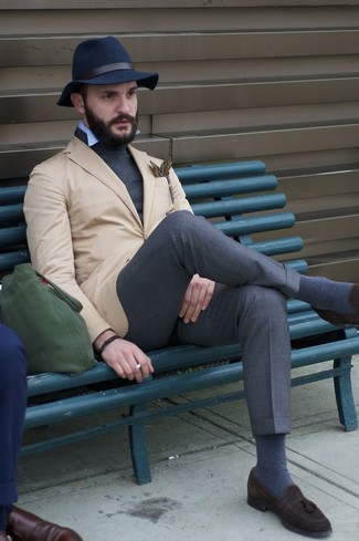 Comment porter un pull à col roulé gris foncé en automne