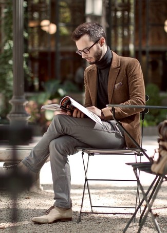 Comment porter un pull à col roulé gris foncé en automne