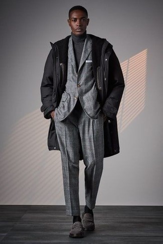 Une parka à porter avec un pull à col roulé gris foncé