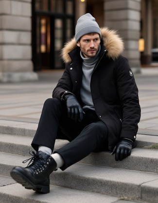 Une parka à porter avec un pull à col roulé gris foncé