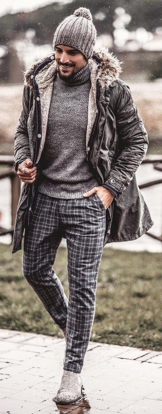 Une parka à porter avec un pull à col roulé gris foncé