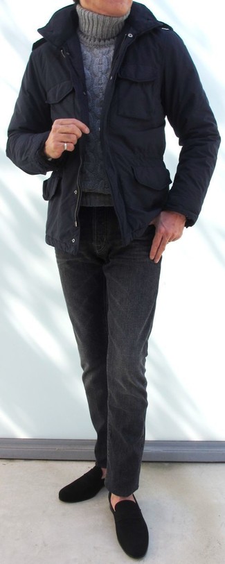 Une parka à porter avec un pull à col roulé gris foncé