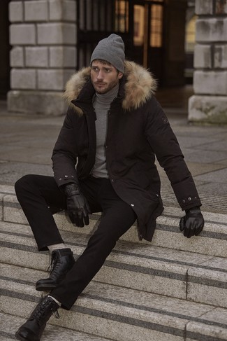 Une parka à porter avec un pull à col roulé gris foncé