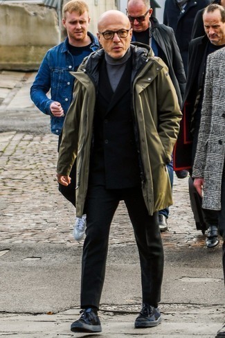 Une parka à porter avec un pull à col roulé gris foncé