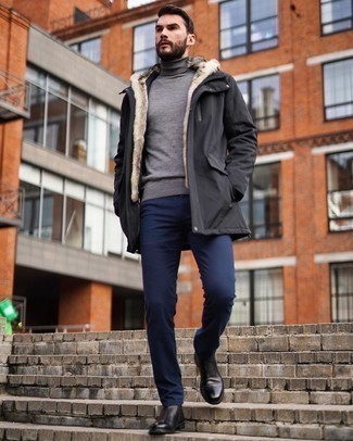 Une parka à porter avec un pull à col roulé gris foncé