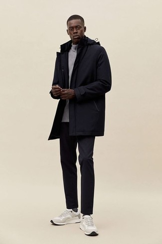 Une parka à porter avec un pull à col roulé gris foncé