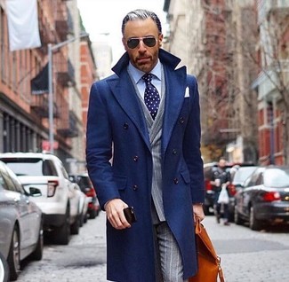 Comment porter une veste à rayures verticales gris foncé quand il fait froid