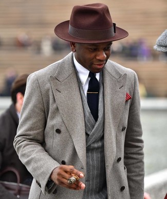 Comment porter une veste à rayures verticales gris foncé quand il fait froid