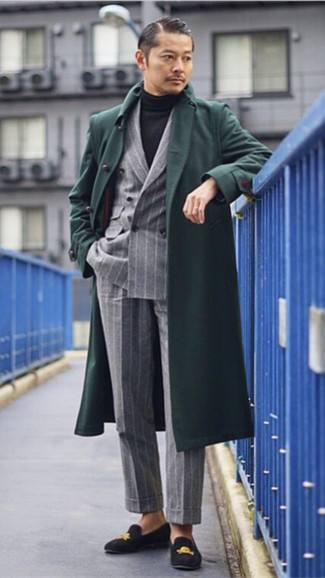 Comment porter une veste à rayures verticales gris foncé quand il fait froid