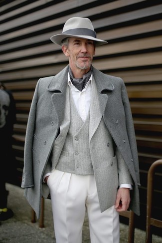 Comment porter une veste à rayures verticales gris foncé quand il fait froid