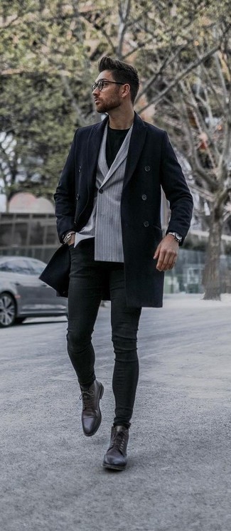 Comment porter une veste à rayures verticales gris foncé quand il fait froid