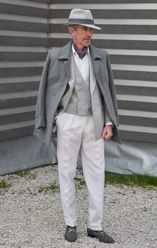 Comment porter une veste à rayures verticales gris foncé quand il fait froid