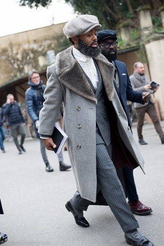 Comment porter une veste à rayures verticales gris foncé quand il fait froid