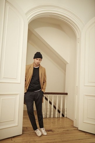 Comment porter un pantalon de costume en laine gris foncé