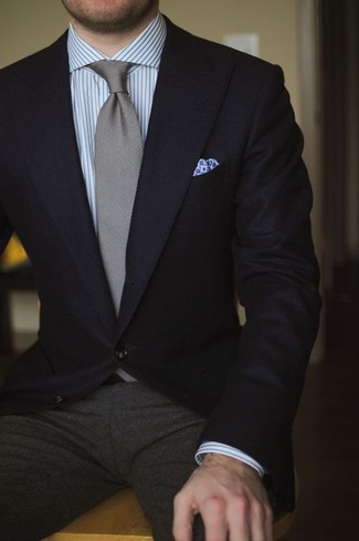 Comment porter un pantalon de costume en laine gris foncé