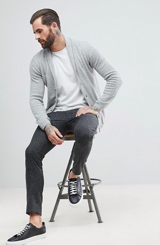 Comment porter un pantalon de costume en laine gris foncé