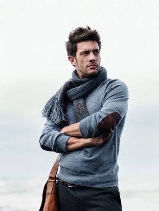 Comment porter un pantalon de costume en laine gris foncé