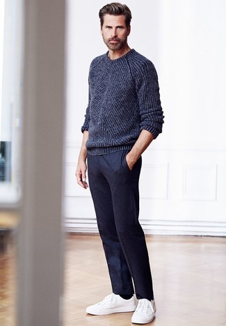 Comment porter un pantalon de costume en laine gris foncé