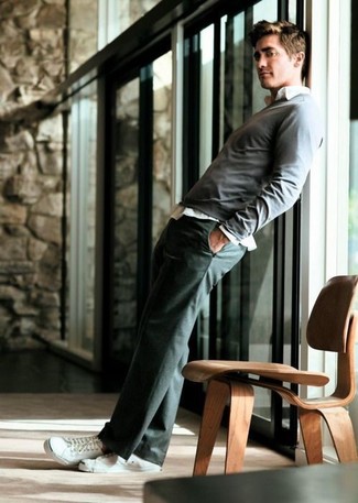 Comment porter un pantalon de costume en laine gris foncé
