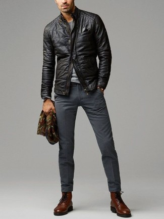Comment porter un pantalon de costume en laine gris foncé