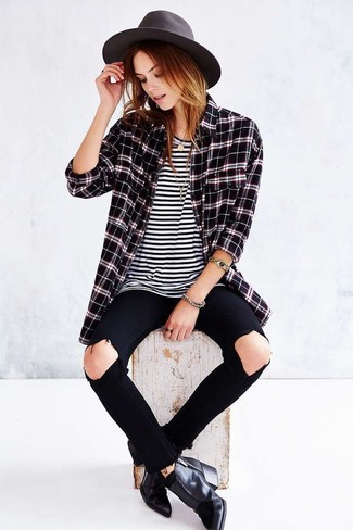 Comment porter un chapeau en laine gris foncé