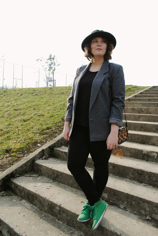 Comment porter un chapeau en laine gris foncé