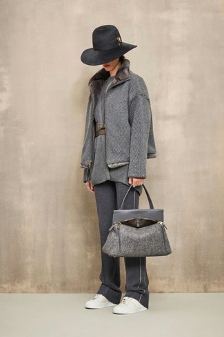 Comment porter un chapeau en laine gris foncé